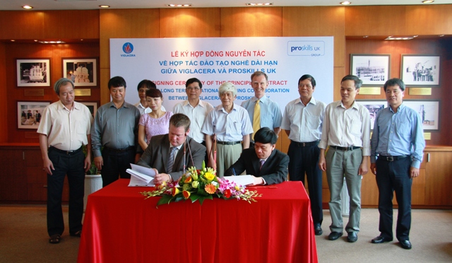 Viglacera signed a Principle Contract with Proskills UK on “Building vocational training program in compliance with international standards”